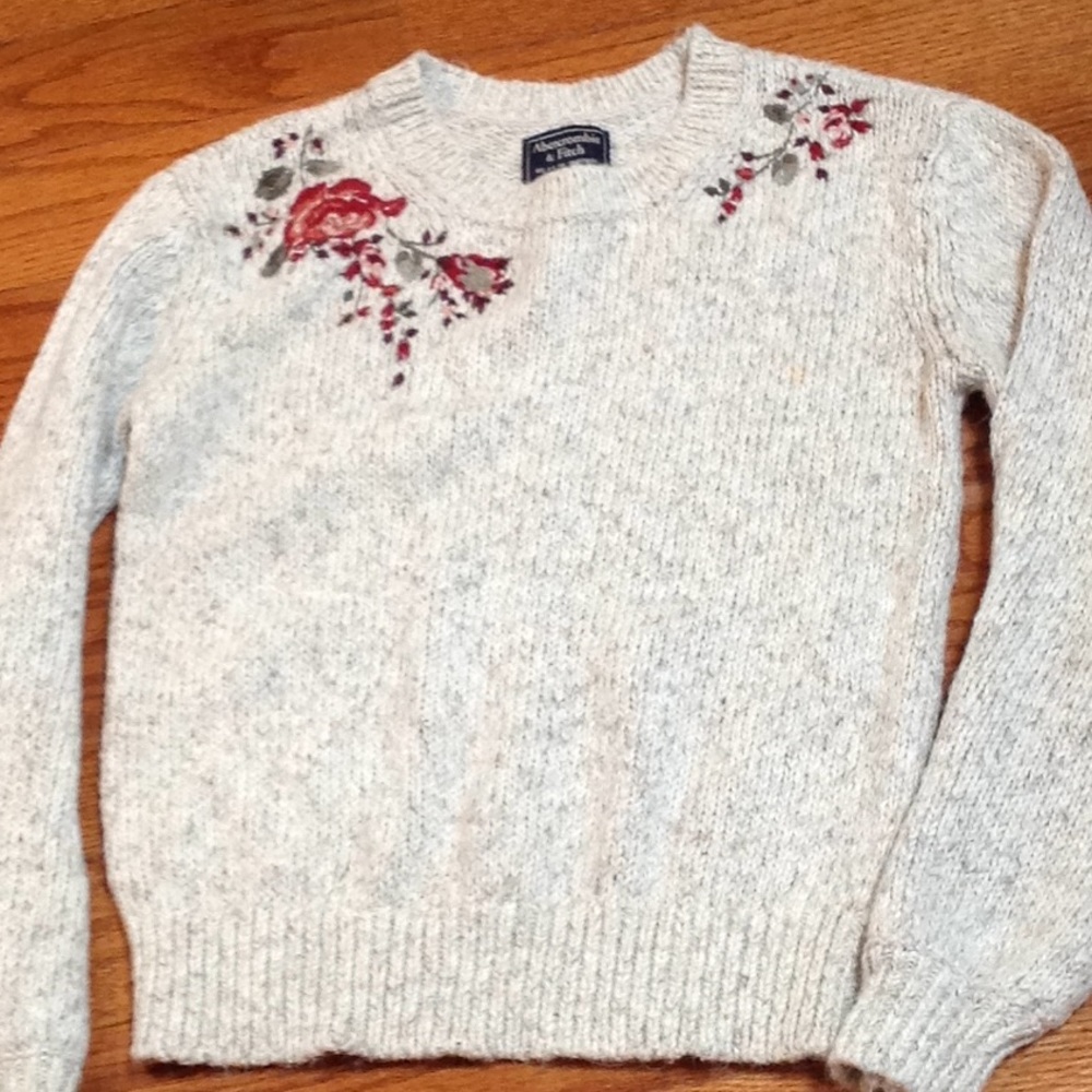 ABERCROMBIE GREY AND FLORAL EMBROIDERED crewneck SWEATER
